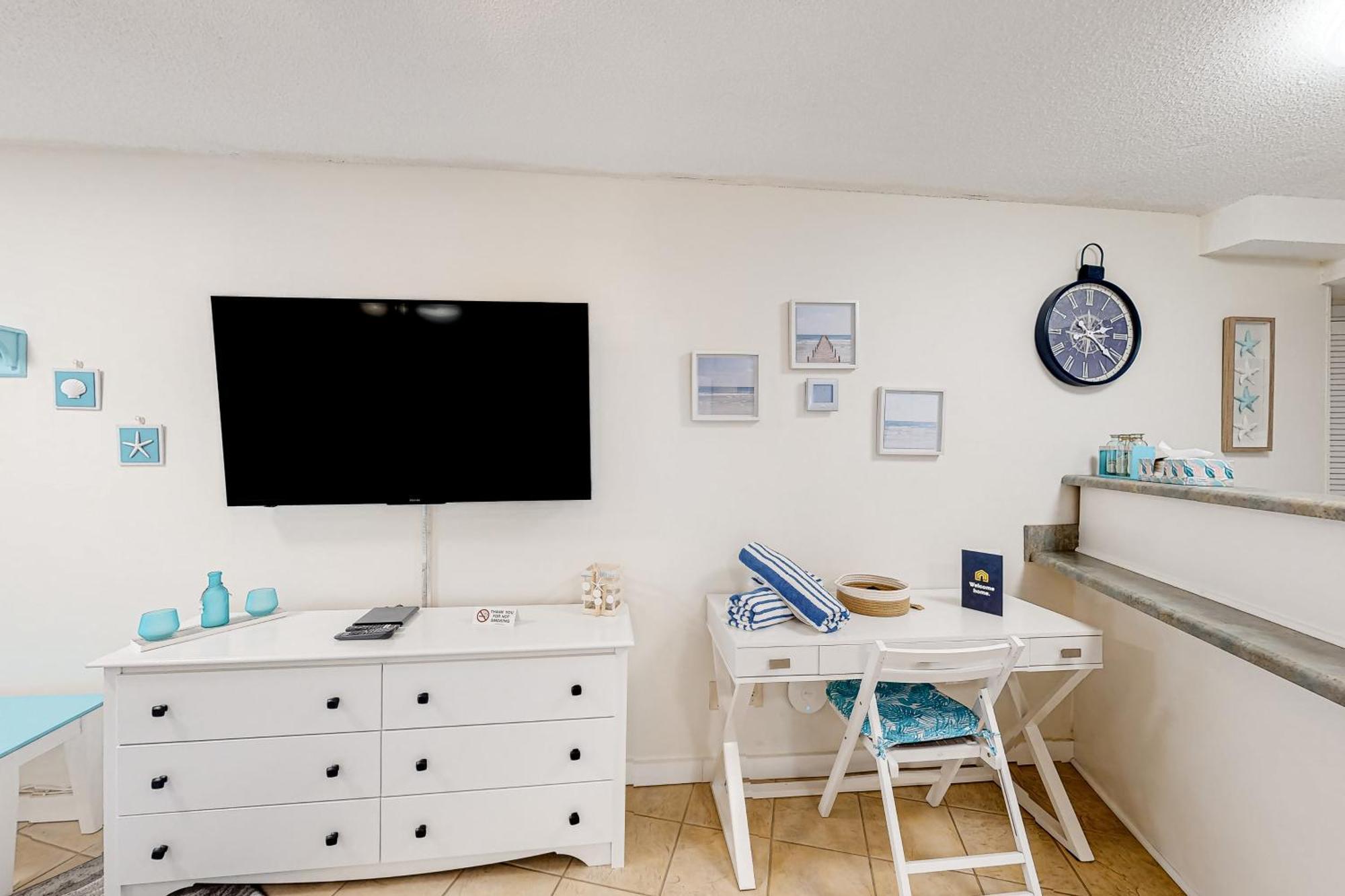 The Commodore Panama City Beach Room photo